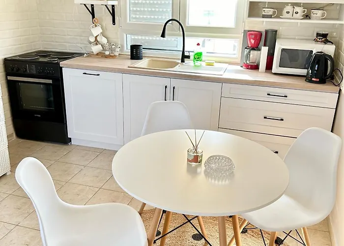 Davanti Al Mare * Epanomí